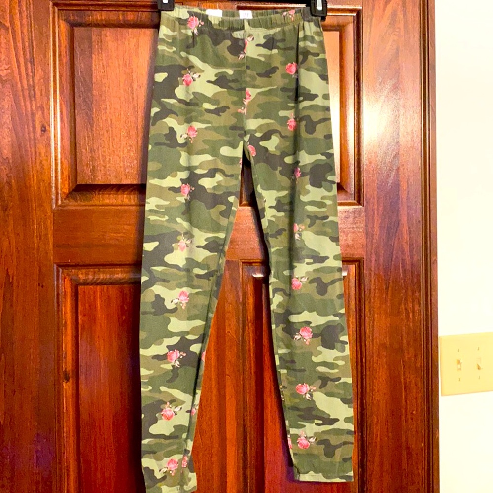 Girls Gap camp print leggings w/ rose accents